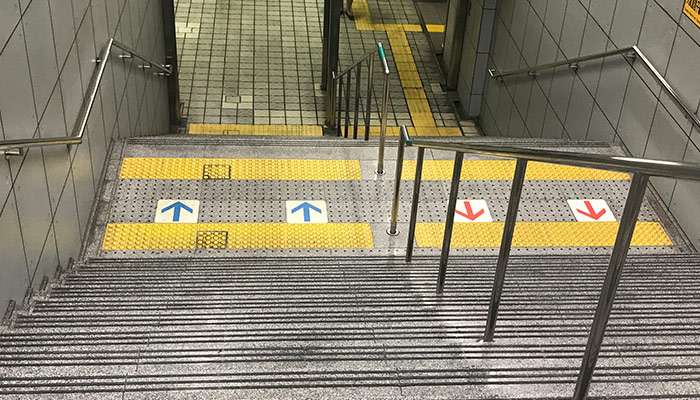Consejos-para-viajar-Japon-escaleras