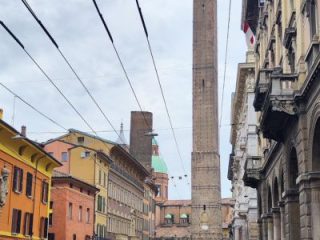 Torre Asinelli en Bolonia en un día, uno de los monumentos más icónicos del centro histórico.