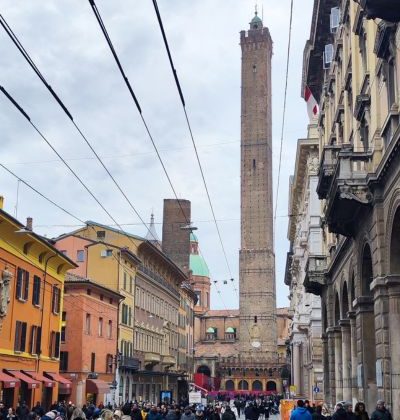 Torre Asinelli en Bolonia en un día, uno de los monumentos más icónicos del centro histórico.